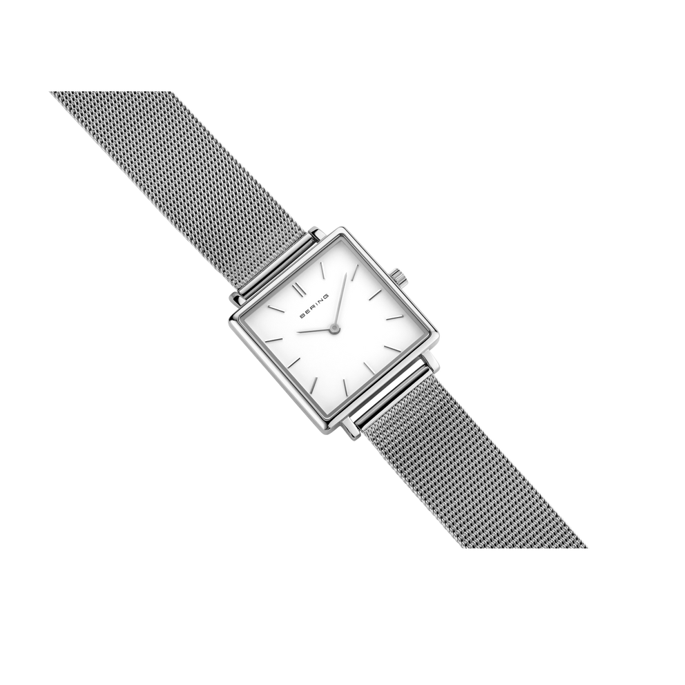 Vierkant horloge met lichte wijzerplaat en glanzend roestvrijstalen mesh-band, schuine weergave.