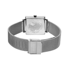 Rechthoekig horloge van achteren met graveerd kompaspatroon op de caseback, zilveren gaasband met magnetische sluiting
