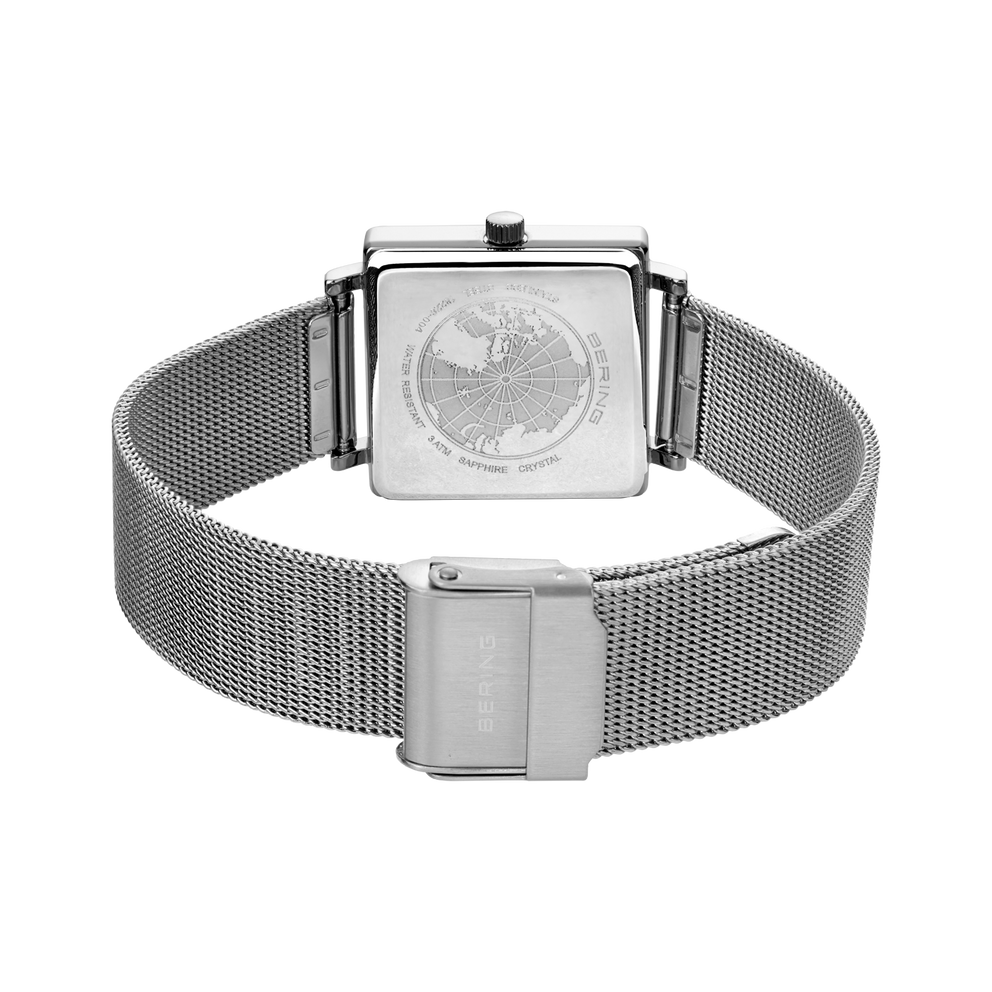 Rechthoekig horloge van achteren met graveerd kompaspatroon op de caseback, zilveren gaasband met magnetische sluiting
