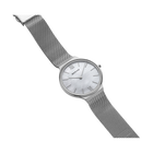 Reloj con esfera redonda y correa gris de malla, vista en ángulo