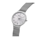 Reloj BERING modelo 18434-000 con esfera clara y correa de malla metálica, vista angular del reloj y correa.