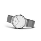 BERING polshorloge met witte wijzerplaat, minimalistische uurmarkeringen en grijs mesh-bandje, schuine weergave.