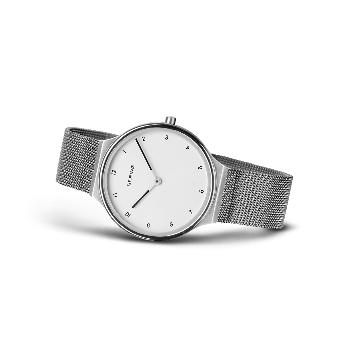 BERING polshorloge met witte wijzerplaat, minimalistische uurmarkeringen en grijs mesh-bandje, schuine weergave.