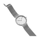 BERING horlogemodel 18434-004 met zilveren meshband schuins gefotografeerd, witte wijzerplaat met eenvoudige indexen
