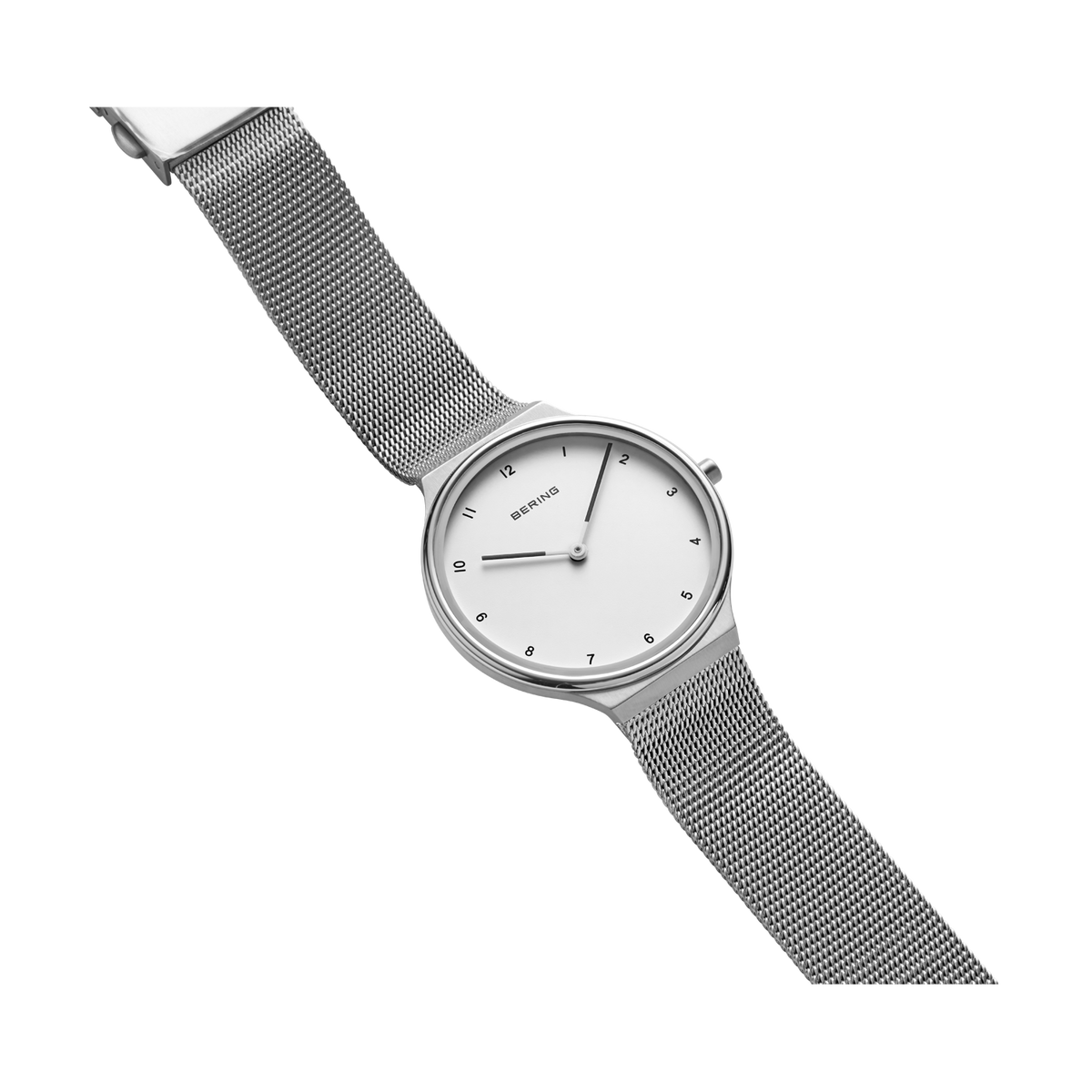 BERING horlogemodel 18434-004 met zilveren meshband schuins gefotografeerd, witte wijzerplaat met eenvoudige indexen