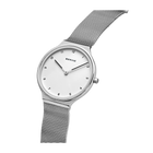 Horloge met crèmekleurige wijzerplaat, uurmarkeringen en zilveren mesh-band, schuin gefotografeerd.