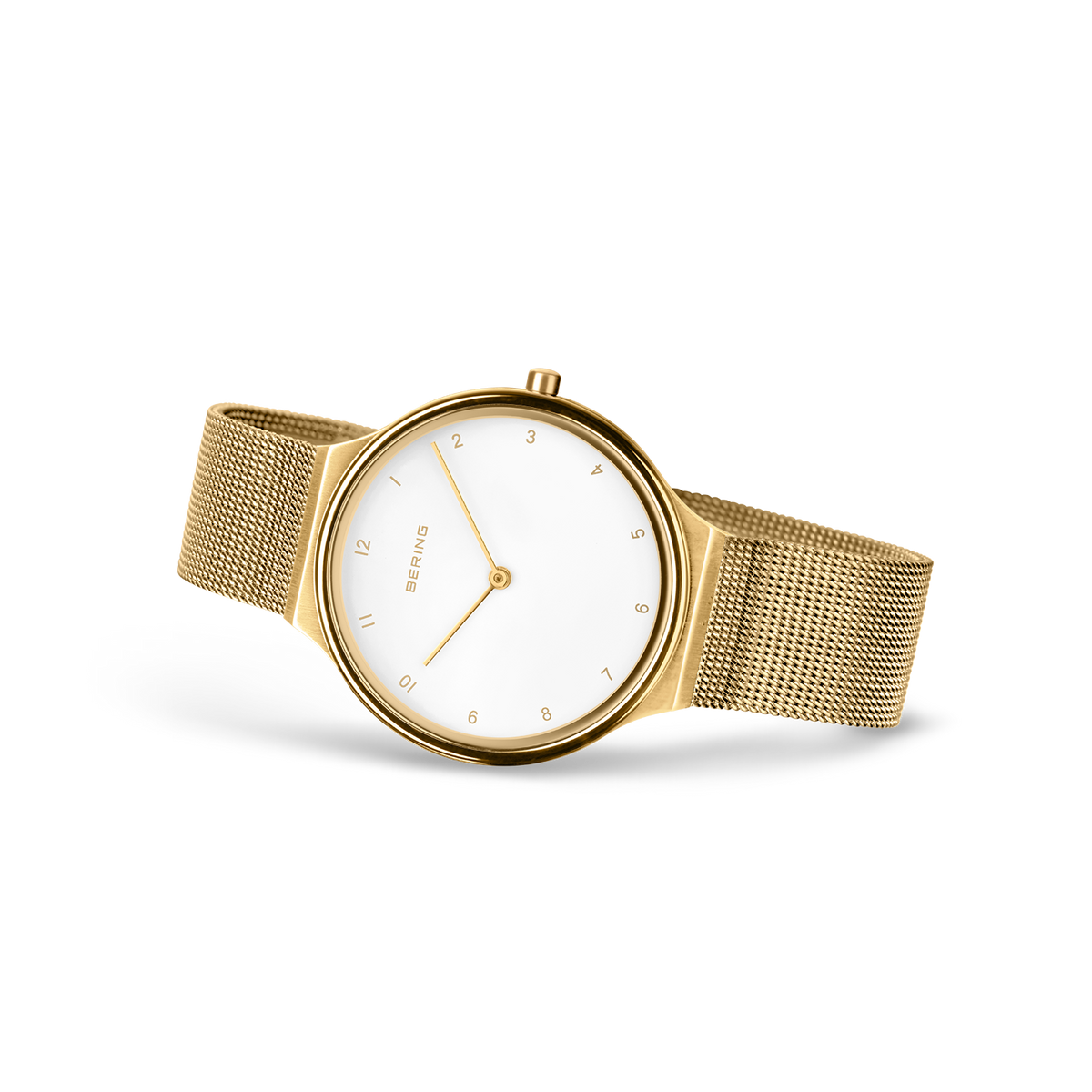 Orologio dorato con cinturino maglia, quadrante bianco, in angolazione con cinturino e cassa completamente visibili.