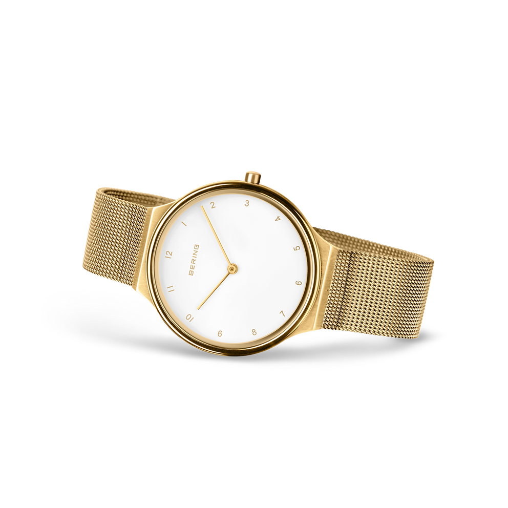 Orologio dorato con cinturino maglia, quadrante bianco, in angolazione con cinturino e cassa completamente visibili.