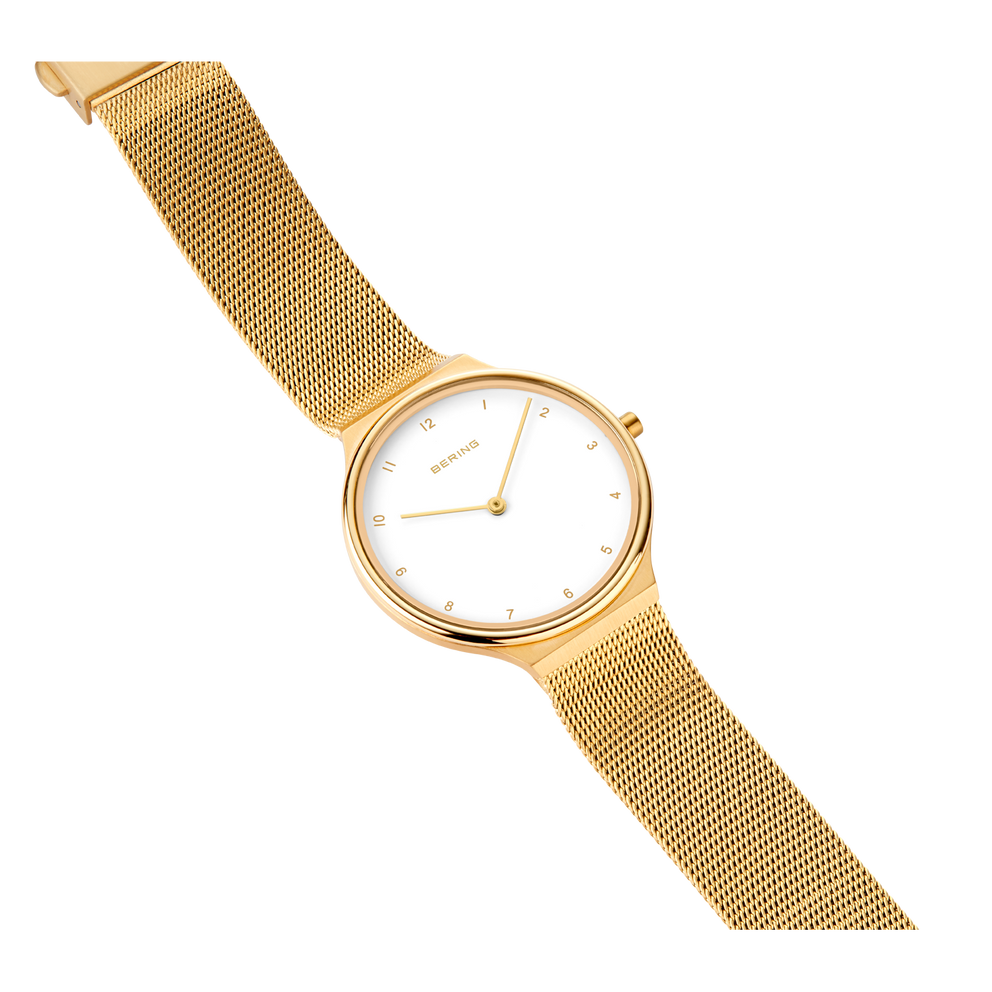 Orologio BERING con cassa rotonda dorata, quadrante bianco e cinturino maglia dorato, vista angolata