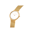 Orologio oro con quadrante bianco rotondo e cinturino mesh, fotografato in angolo per mostrare cassa e cinturino.