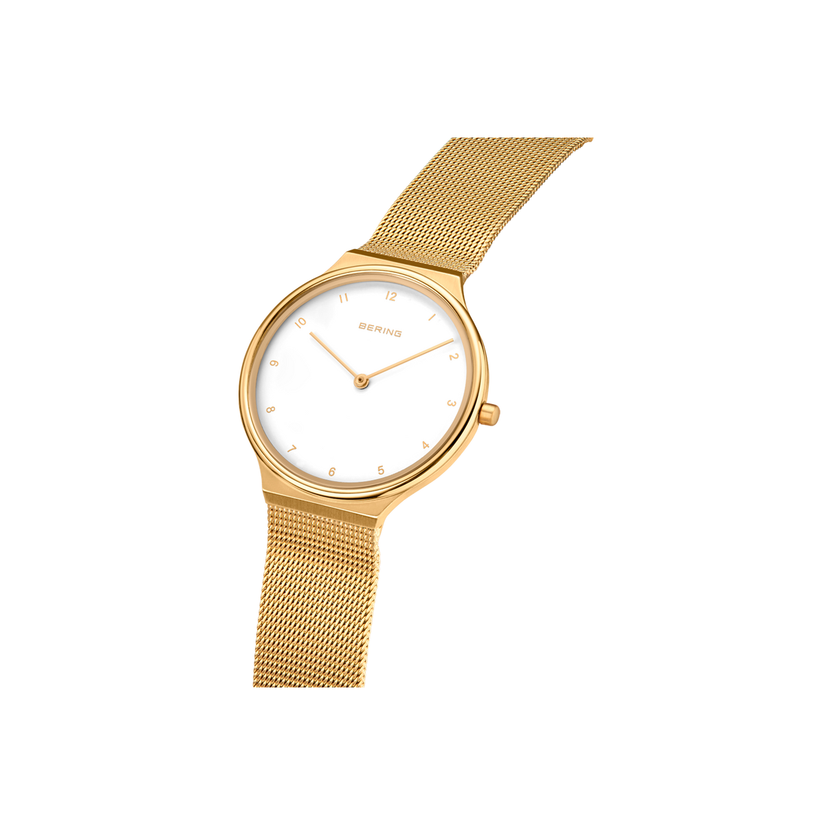 Orologio oro con quadrante bianco rotondo e cinturino mesh, fotografato in angolo per mostrare cassa e cinturino.