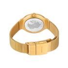 Orologio con cinturino mesh dorato e quadrante strutturato, vista posteriore con chiusura a clip