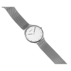 Uhr mit grauem Mesh-Armband und minimalem weißem Zifferblatt in Schrägansicht