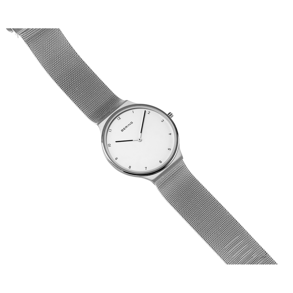 Uhr mit grauem Mesh-Armband und minimalem weißem Zifferblatt in Schrägansicht