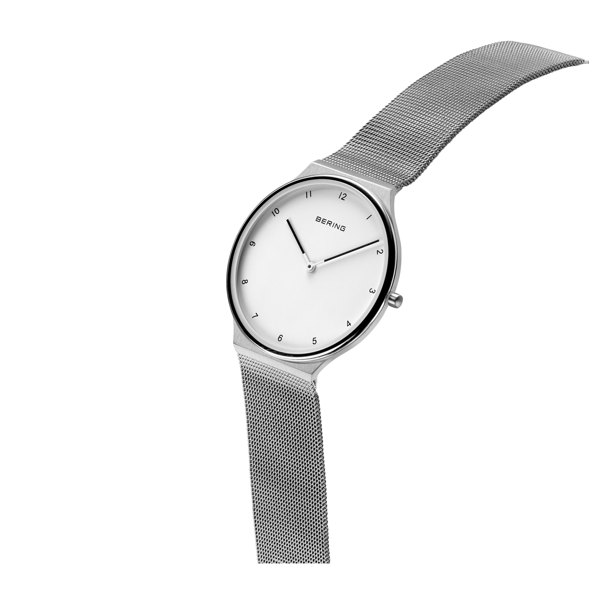 Minimalistische Armbanduhr mit weißem Zifferblatt, schwarzen Zeigern und silbernem Mesh-Armband in Schrägansicht.