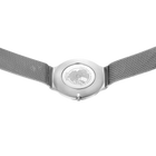 Stahlarmbanduhr mit gemustertem Zifferblatt und grauem Mesh-Armband, von oben fotografiert.