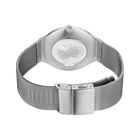 Silberne Armbanduhr mit rundem Gehäuse und Weltkartenzifferblatt, Mesh-Metallarmband, von oben fotografiert.