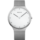 Runde Minimaluhr mit weißem Zifferblatt, schwarzen Zeigern und silbernem Mesh-Armband.