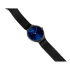 Reloj BERING con esfera azul oscuro, caja plateada y correa de tela negra, mostrado en ángulo.