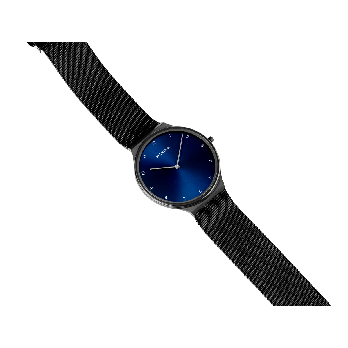 Reloj BERING con esfera azul oscuro, caja plateada y correa de tela negra, mostrado en ángulo.