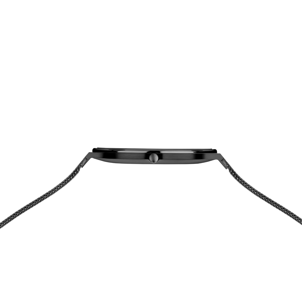 Reloj de pulsera negro con pulsera de malla texturizada, vista de perfil