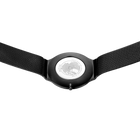 Reloj negro con caja redonda, esfera plateada y correa textil negra, vista frontal
