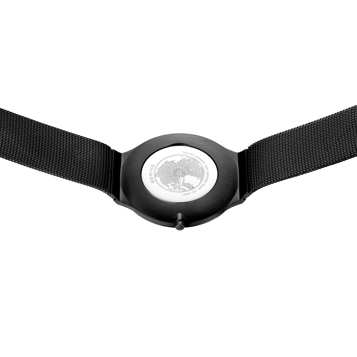 Reloj negro con caja redonda, esfera plateada y correa textil negra, vista frontal
