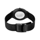 Reloj de pulsera con malla negra visto de atrás, mostrando la tapa de la caja pulida y el cierre de la correa
