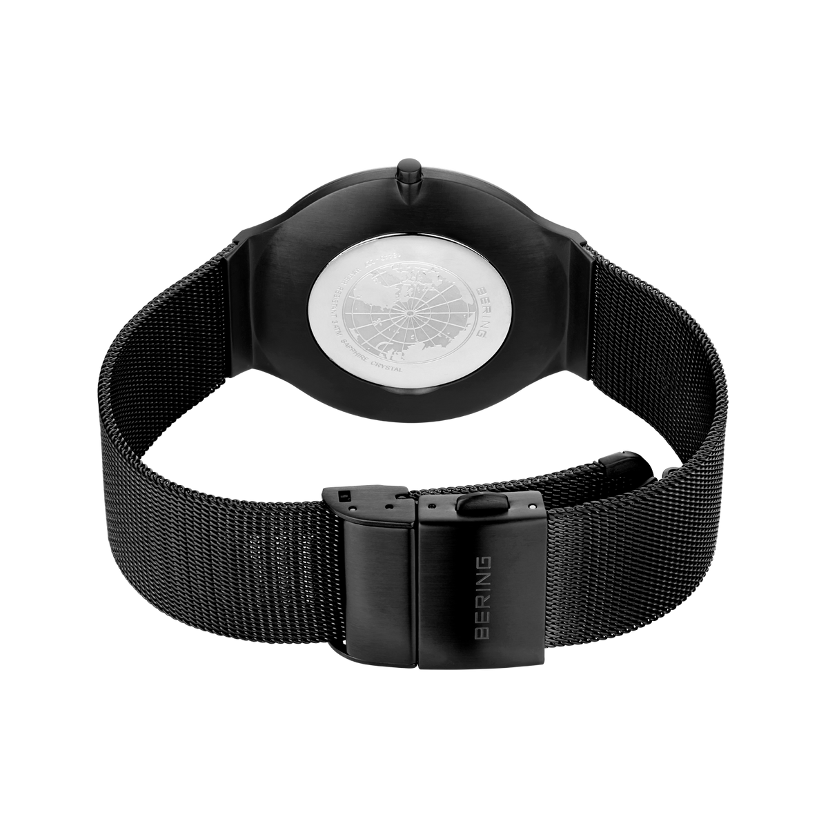 Reloj de pulsera con malla negra visto de atrás, mostrando la tapa de la caja pulida y el cierre de la correa