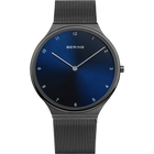 Reloj BERING con esfera azul marino, correa de malla negra y finas manecillas blancas.