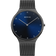 Reloj BERING con esfera azul marino, correa de malla negra y finas manecillas blancas.