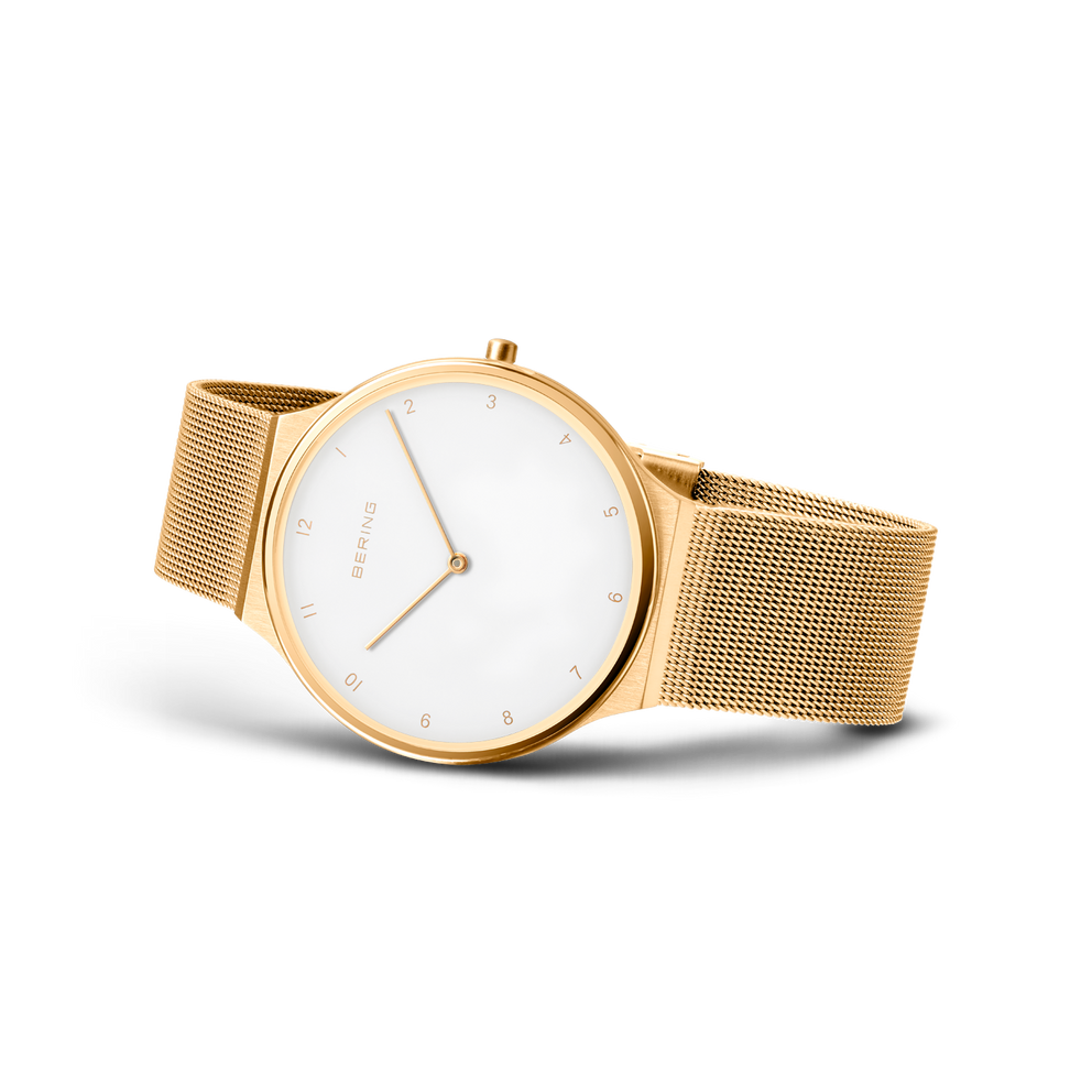Runde Armbanduhr mit Roségold-Gehäuse, weißem Zifferblatt und Mesh-Band