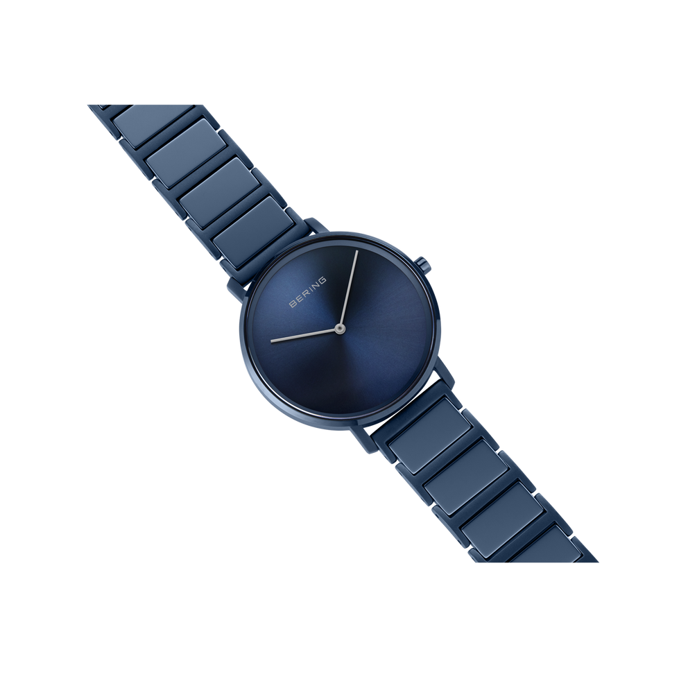 Dunkelblaue runde Uhr mit Gliedarmband, diagonale Ansicht