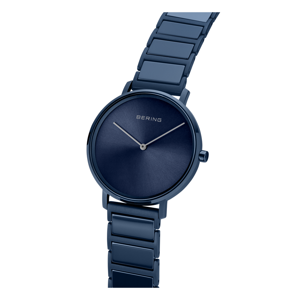 BERING Armbanduhr in Dreiviertelperspektive: dunkelblaues Gehäuse, Armband und Zifferblatt mit minimalistischen Zeigern.