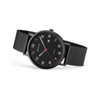 Orologio nero con marcatori di ora bianchi quadrati, cinturino a maglia e lancetta rossa, vista angolata.