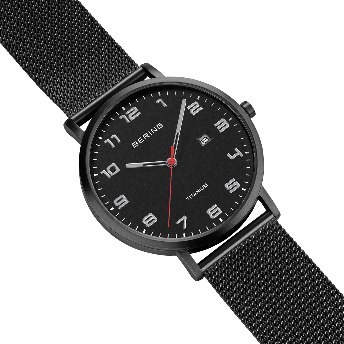 Quadrante nero con marcatori bianchi, cassa rotonda scura, cinturino mesh nero, vista angolata