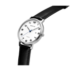 BERING horloge met zilveren ronde kast, wit wijzerplaat met cijfers, zwart lederen band, zijdelingse weergave.