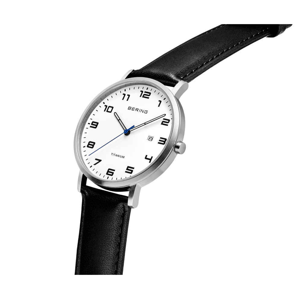 BERING horloge met zilveren ronde kast, wit wijzerplaat met cijfers, zwart lederen band, zijdelingse weergave.
