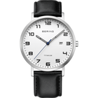 Zilveren BERING titanium horloge met rond geval, wit wijzerplaat, Arabische cijfers, datumvenster en zwart lederen band.