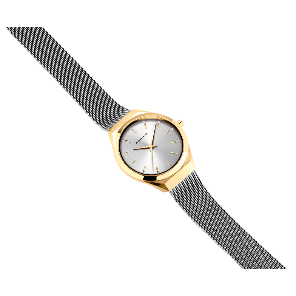 Armbanduhr mit goldenem Gehäuse, weißem Zifferblatt, schwarzen Zeigern und Markierungen, Netzarmband.