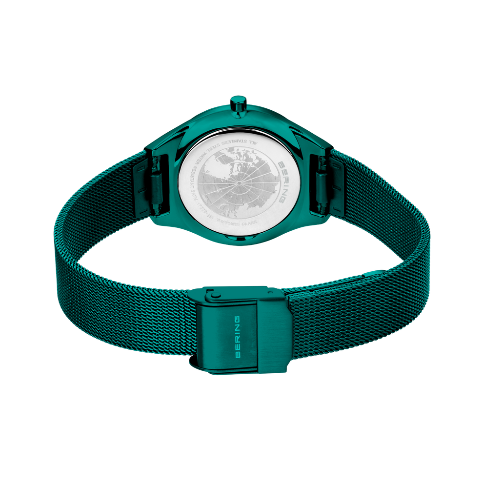 Rundt ur med grønt netarmband, bagtilsyn der viser lukkemekanismen.