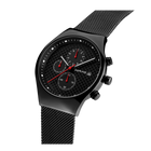 Sort BERING-ur med rundt kabinet, mesh-metallrem og chronograph-skive, skrå sidevisning viser røde accenter