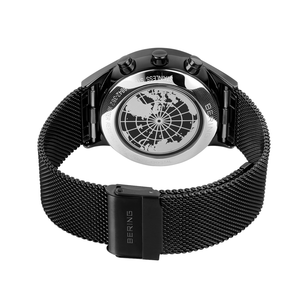 Sort BERING-armbåndsur med mesh-bånd og urskive med globusmønster, set ovenfra.
