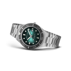 Orologio in acciaio con quadrante scuro, lancette luminose e bracciale metallico in vista tre quarti.