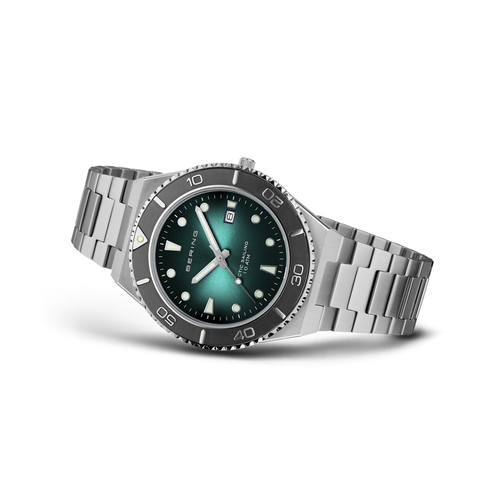 Orologio in acciaio con quadrante scuro, lancette luminose e bracciale metallico in vista tre quarti.