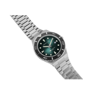 Orologio da polso con quadrante blu scuro, cinturino a maglie d'argento e lunetta nera, ripreso di scorcio.