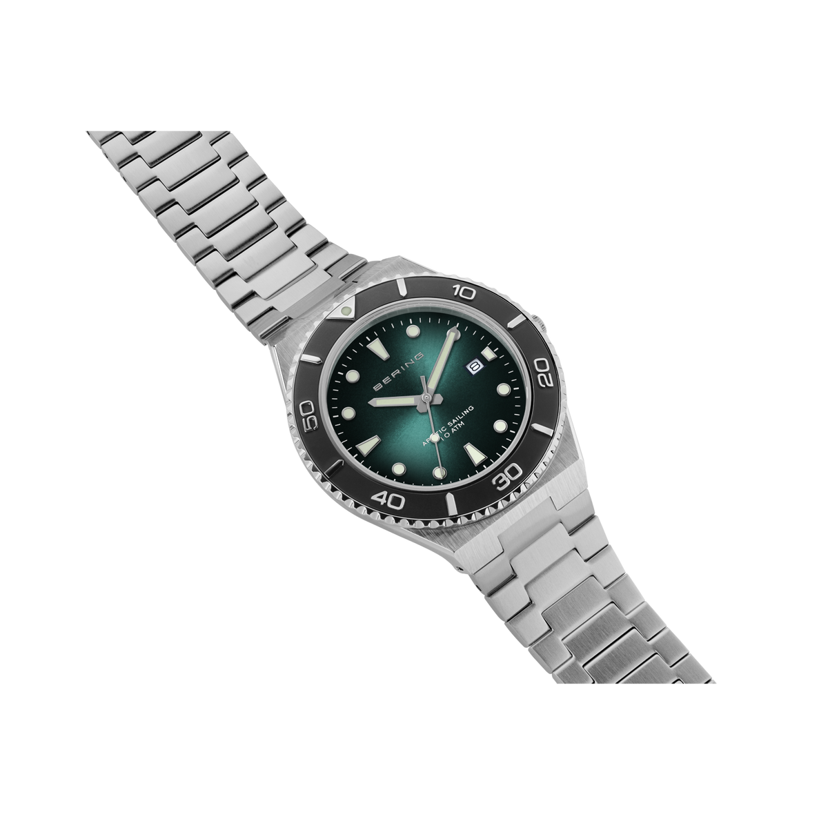 Orologio da polso con quadrante blu scuro, cinturino a maglie d'argento e lunetta nera, ripreso di scorcio.