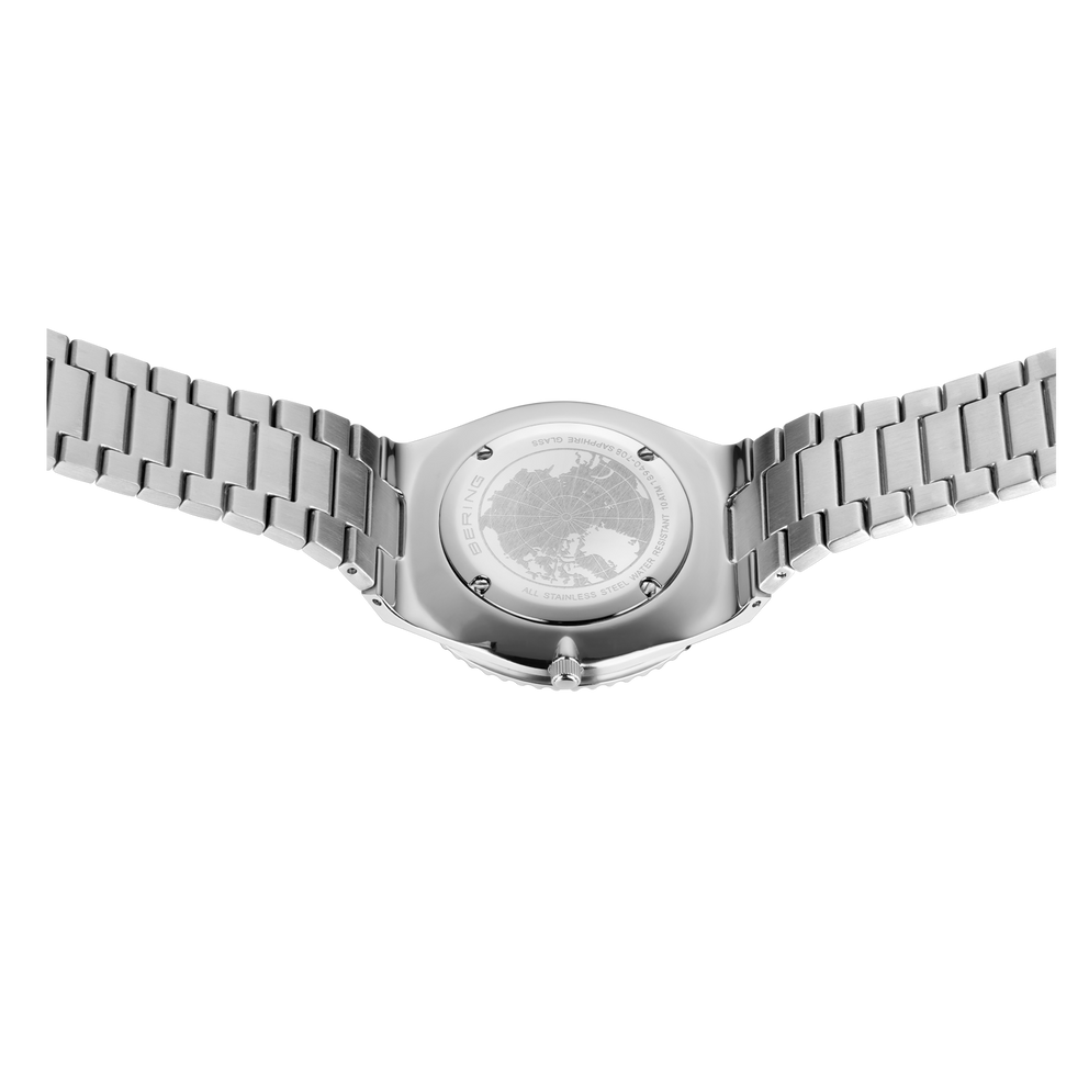 Orologio visto dal retro con cassa in metallo e cinturino allargato